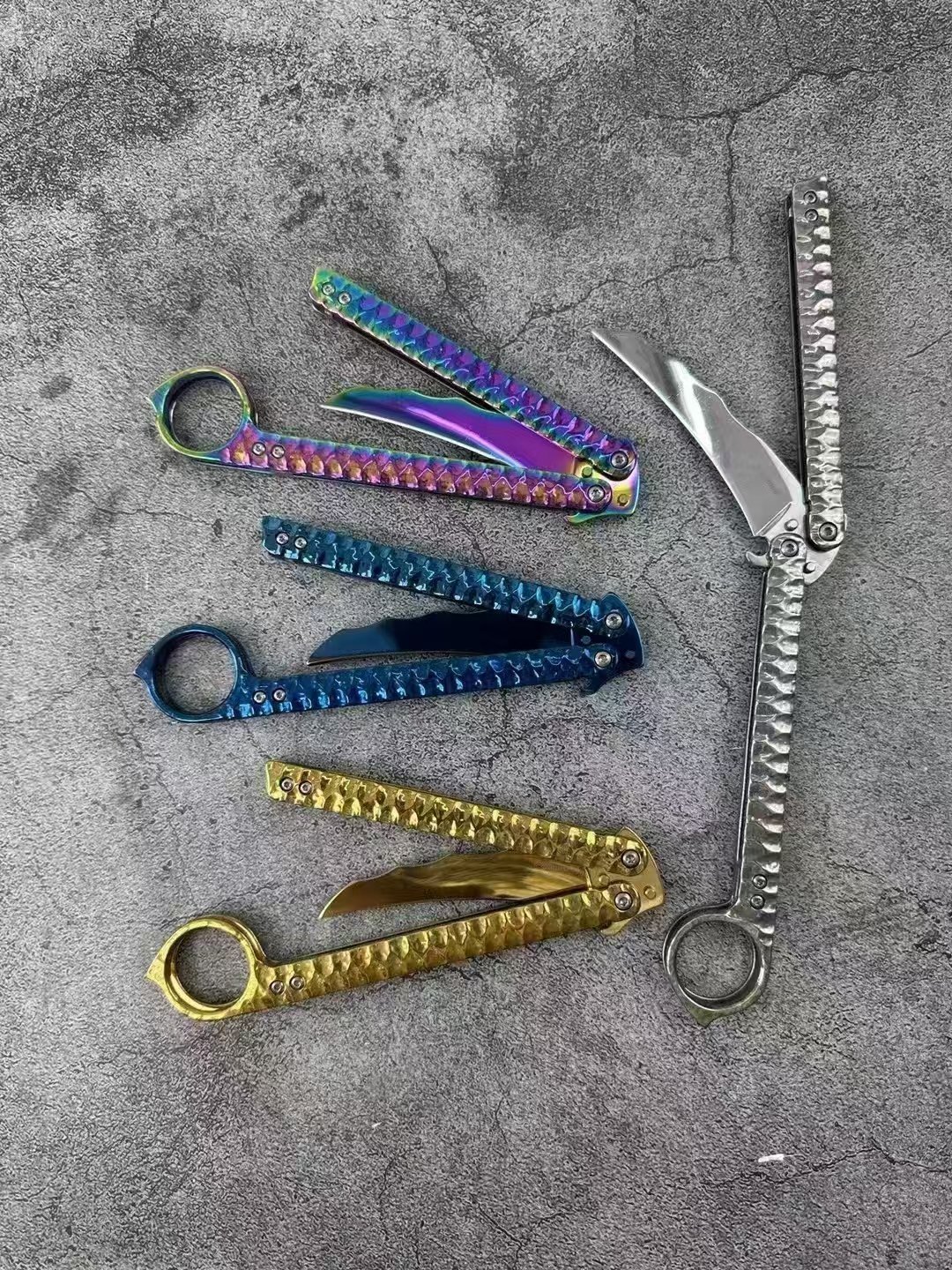 Vlindermes – Karambit Eagle Claw ontwerp titanium kleur Vlindermes – Karambit Eagle Claw ontwerp titanium kleur